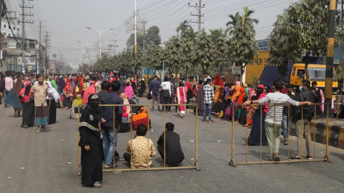 চট্টগ্রামে বকেয়া বেতনের দাবিতে সড়ক অবরোধ